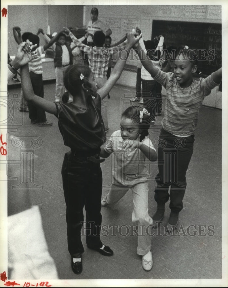 1984 Press Photo Students at Alcott Elementary phyisical education class- Historic Images