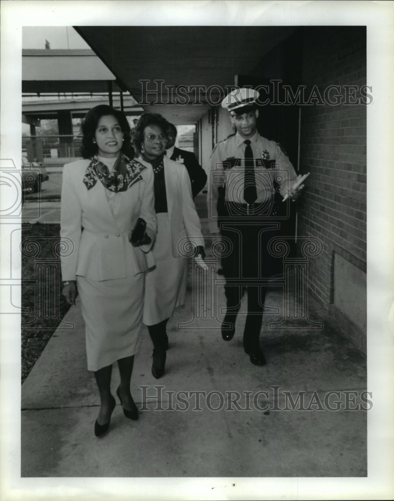 1987 Press Photo Women get tour of Ronald G. McNair Police Substation in Houston