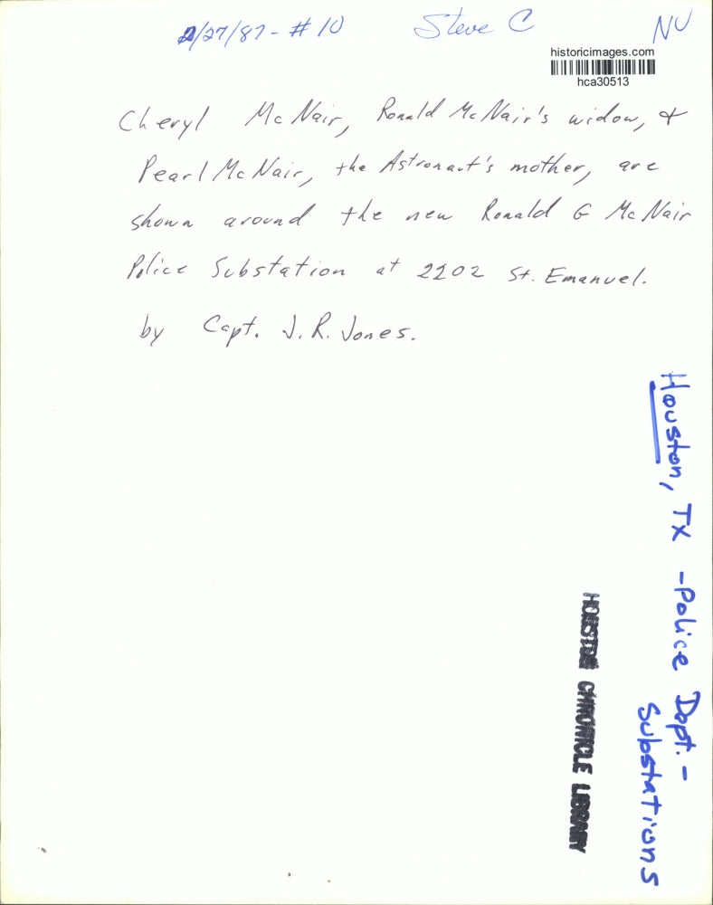 1987 Press Photo Women get tour of Ronald G. McNair Police Substation in Houston