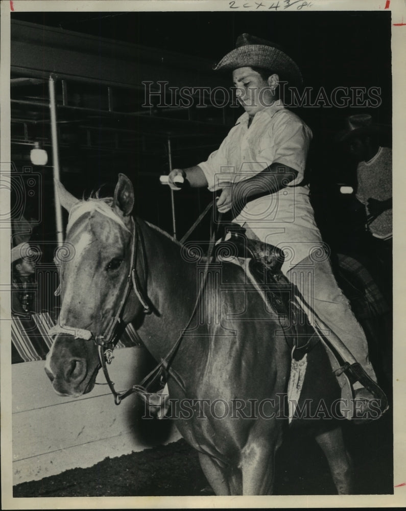 1968 Press Photo Boy rides horse in egg and spoon contest in Harris County- Historic Images