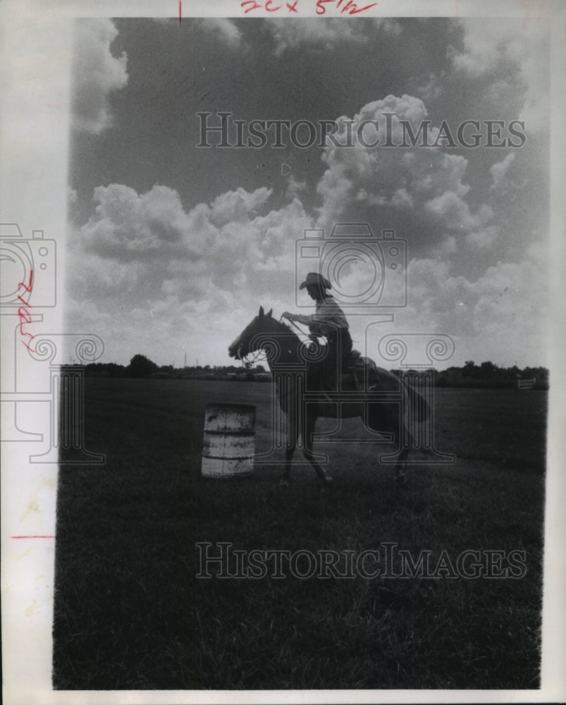 1968 Press Photo Marta Hoeflich practices barrel racing on horse in Harris Co.- Historic Images