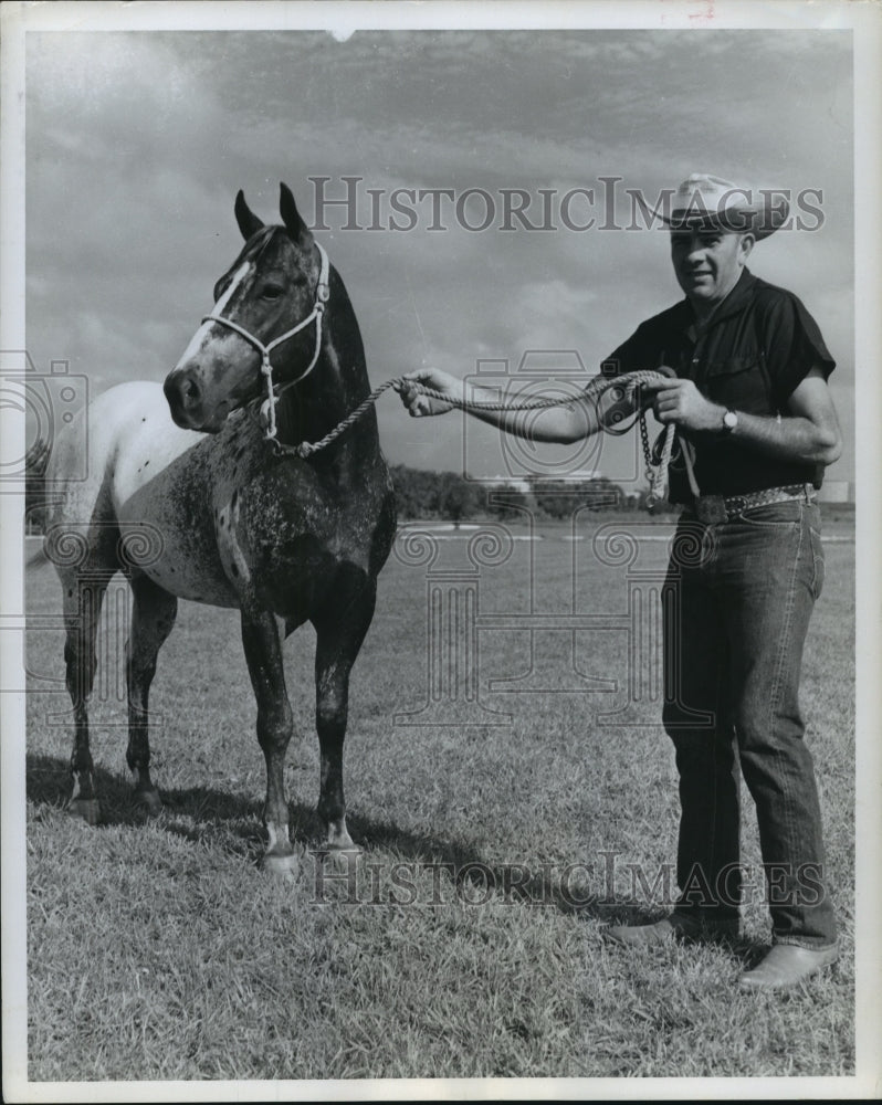 1962 Press Photo Horse trainer Charlie Beard holds horse in Corpus Christi, TX- Historic Images