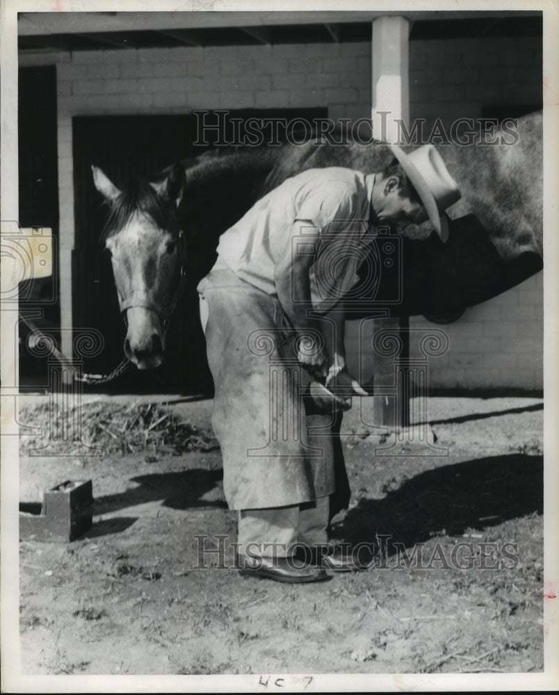 1960 Press Photo Farrier works on horse hoof - hca30719- Historic Images