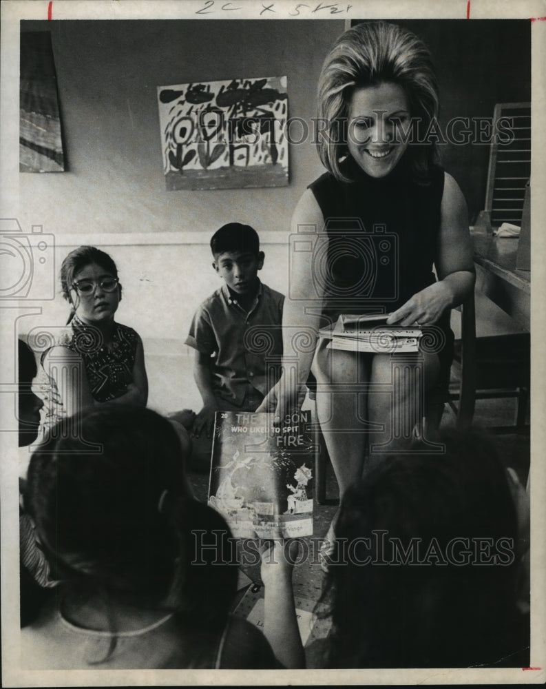 1970 Press Photo Houston Rusk Elementary teacher Jean Harlan passes out books