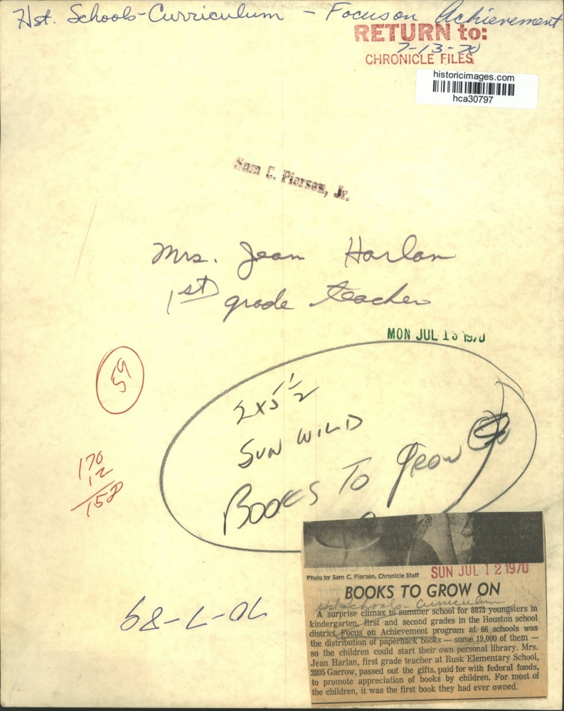 1970 Press Photo Houston Rusk Elementary teacher Jean Harlan passes out books