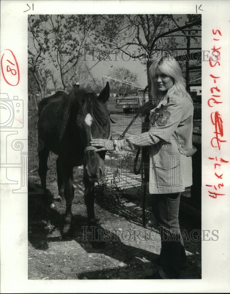 1984 Press Photo Tammy Skies comforts horse in Galveston County, Texas- Historic Images