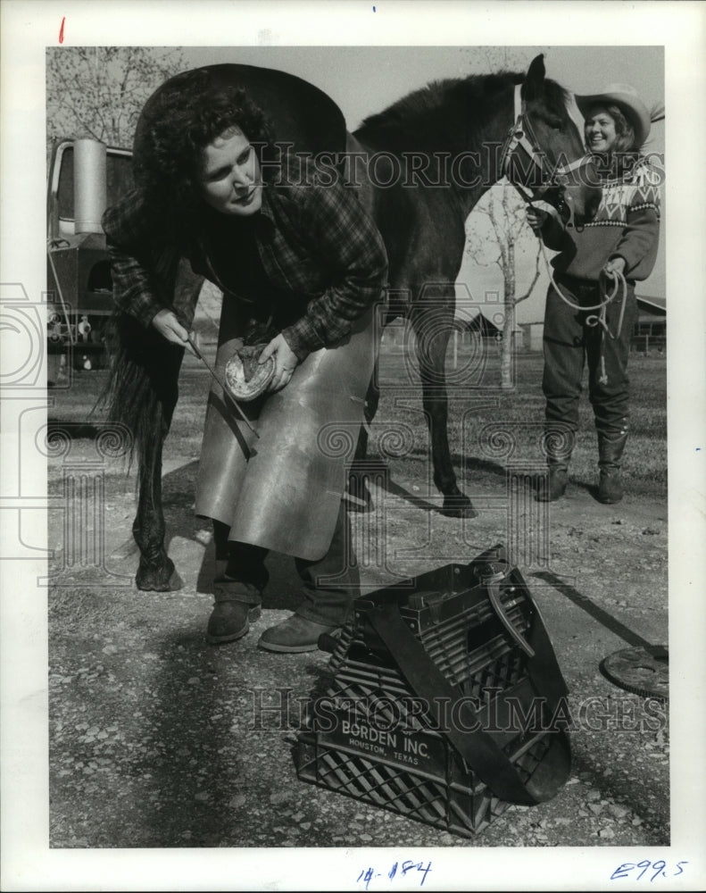 1983 Press Photo Chris Kysher puts horseshoe on Michelle Ayoub&#39;s horse in Texas- Historic Images