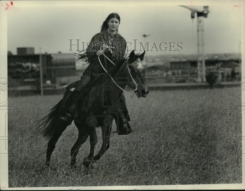 1979 Press Photo Jackie Gray rides adopted wild mustang - hca30948- Historic Images