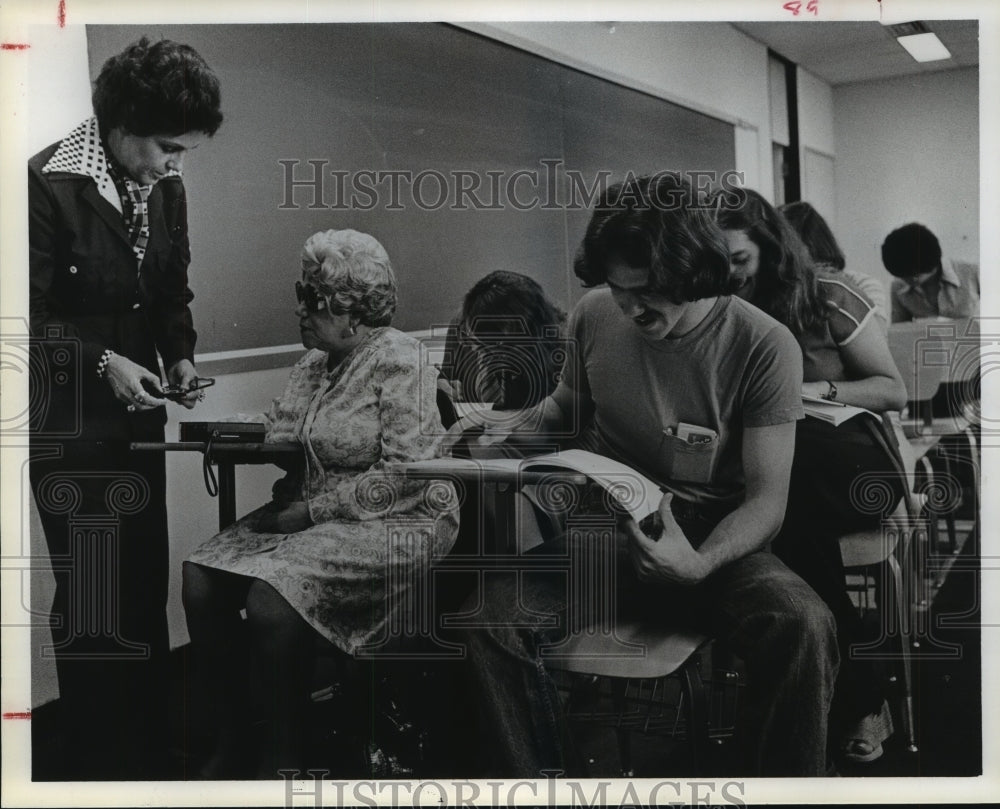 1977 Press Photo Houston Baptist University professor Muriel Flake with Bea Lipp