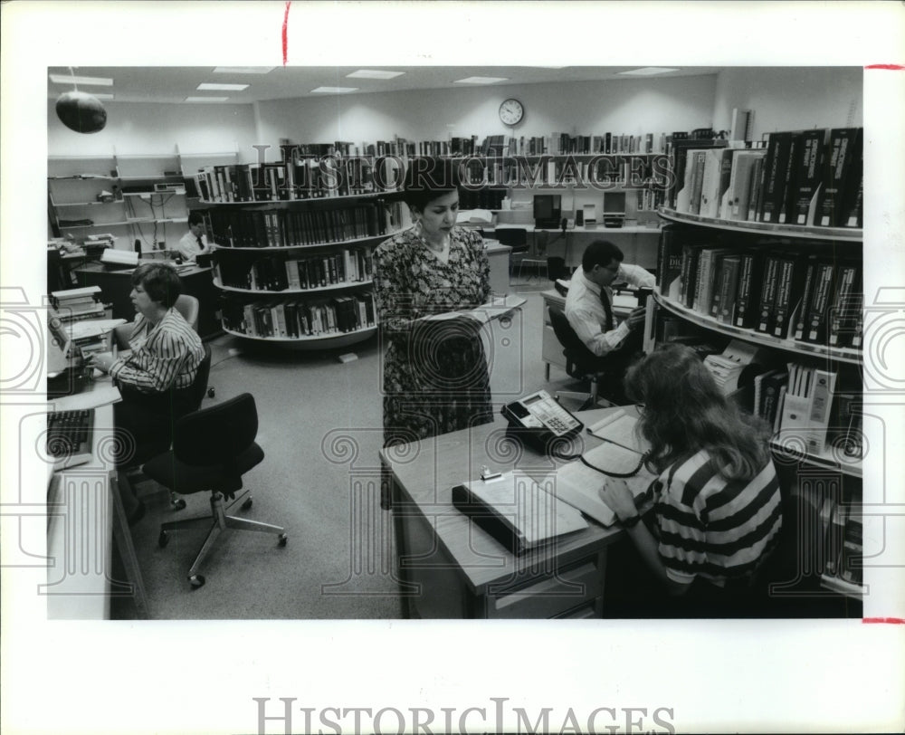 1989 Press Photo Houston Public Library's Telephone Reference Department