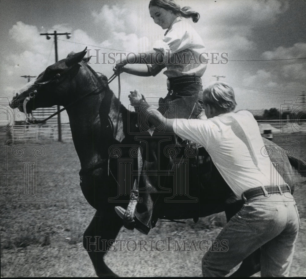 1968 Press Photo Marta Hoeflich and Butch Mayberry work with horse in Harris Co.- Historic Images