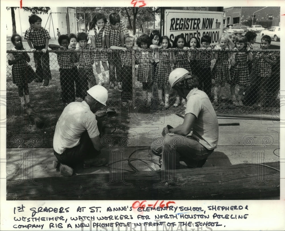 1980 Press Photo Houston's St. Anne's School students watch utility workers