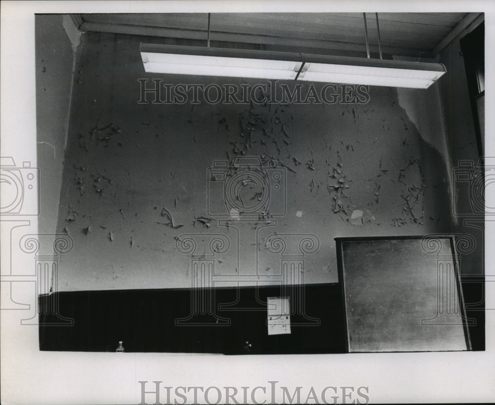 1963 Press Photo Paint peeling inside Brock Elementary in Houston - hca31287