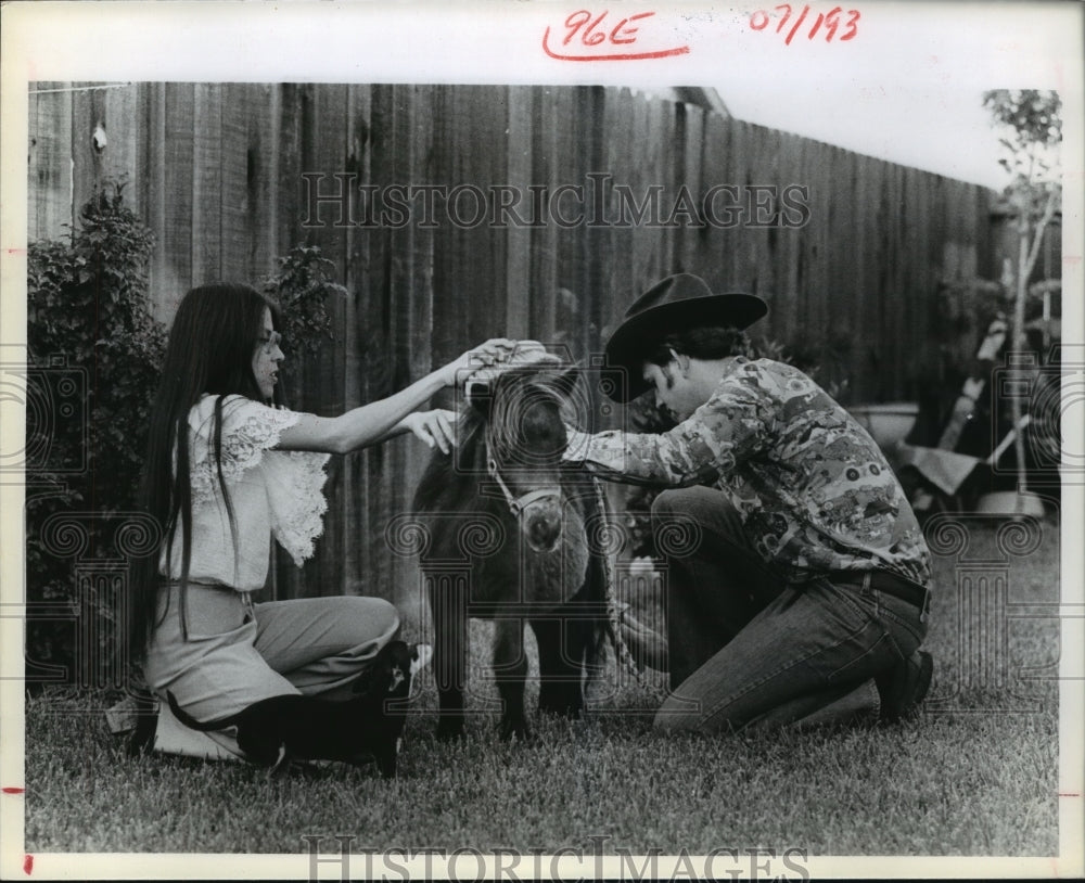 1978 Press Photo Burch couple grooms miniature horse - hca31391- Historic Images