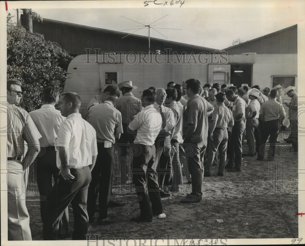 1971 Press Photo Houston veterinarians line up at lab to receive vaccine