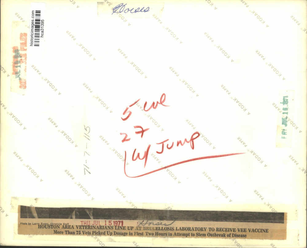 1971 Press Photo Houston veterinarians line up at lab to receive vaccine