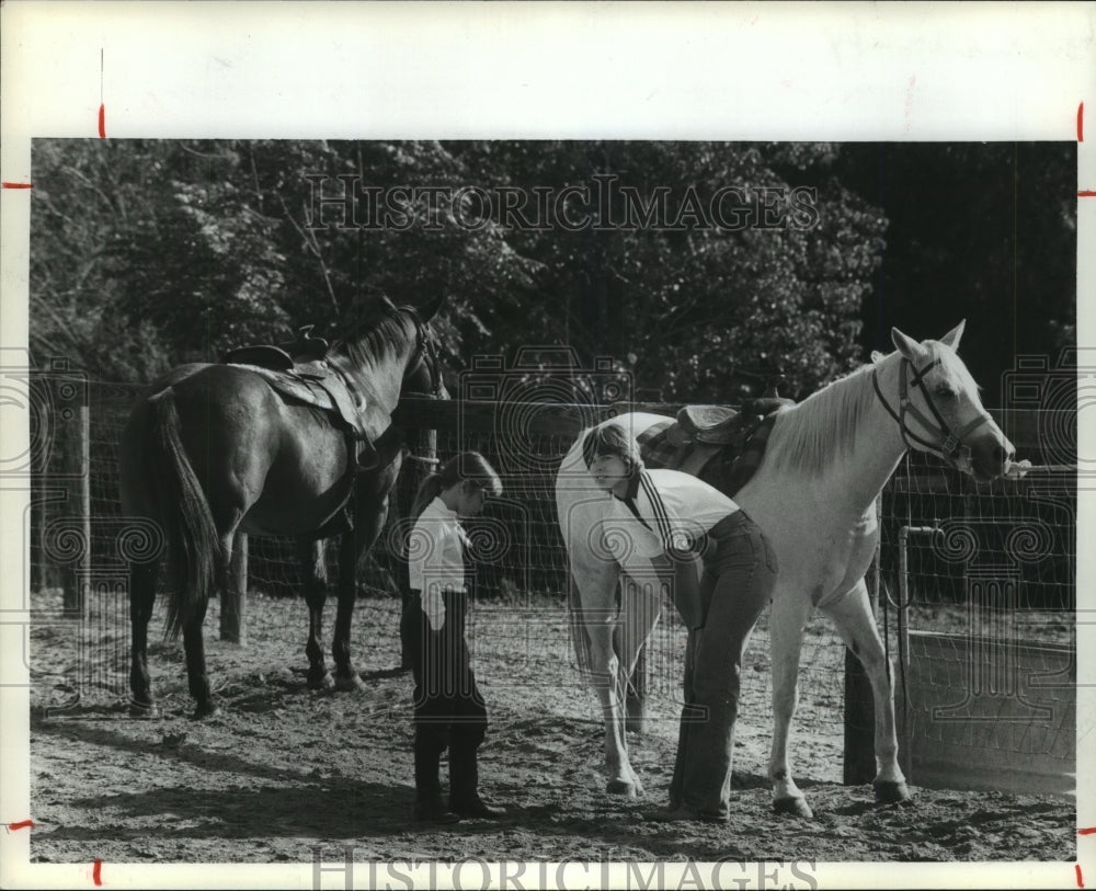 1983 Press Photo Woman talks to young girl while two saddled horses wait in TX- Historic Images