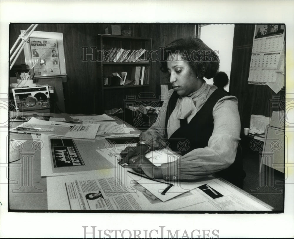 1987 Press Photo Houston Defender newspaper editor Sonny Messiah-Jiles at work- Historic Images