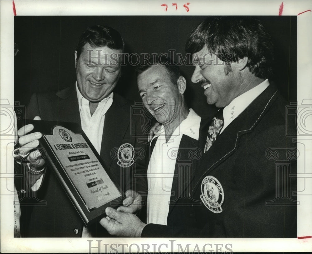 1977 Press Photo Arnold Brock holds Houston Golf Association plaque - hca31492- Historic Images