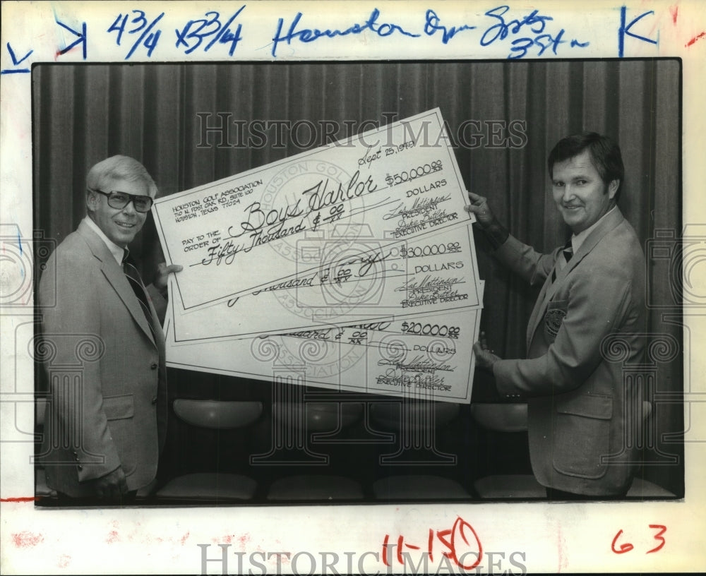 1979 Press Photo Houston Golf Association president Delano Woman holds checks- Historic Images