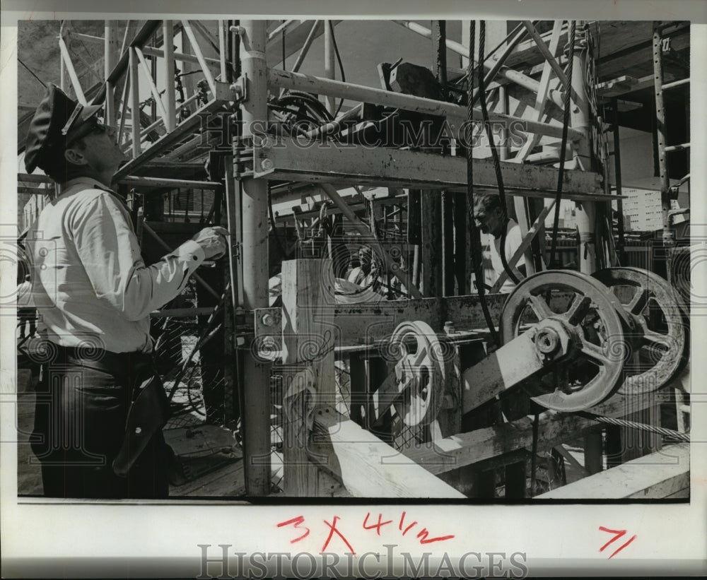 1965 Press Photo Houston police officer investigates elevator scaffold