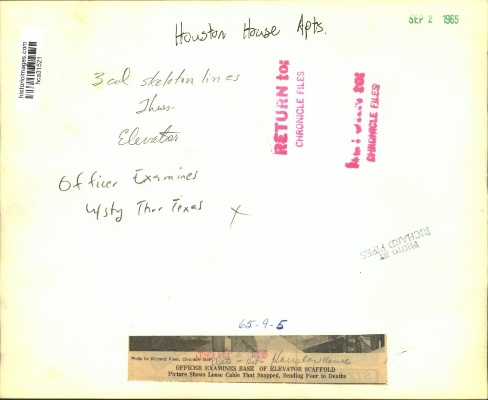 1965 Press Photo Houston police officer investigates elevator scaffold