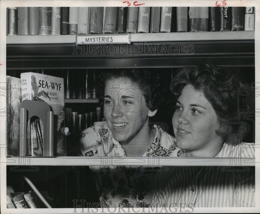 1962 Press Photo Houston library volunteers Noreen Massengale, Lillian Hatfield