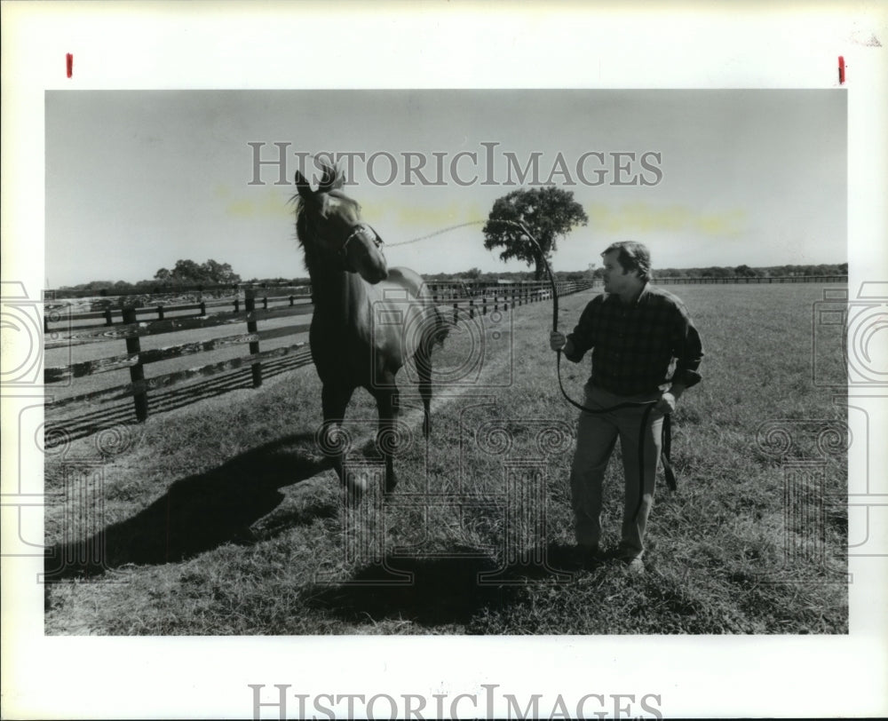 1987 Press Photo Trainer Dan Shifflett exercises horse on Huisache Farm, Texas- Historic Images