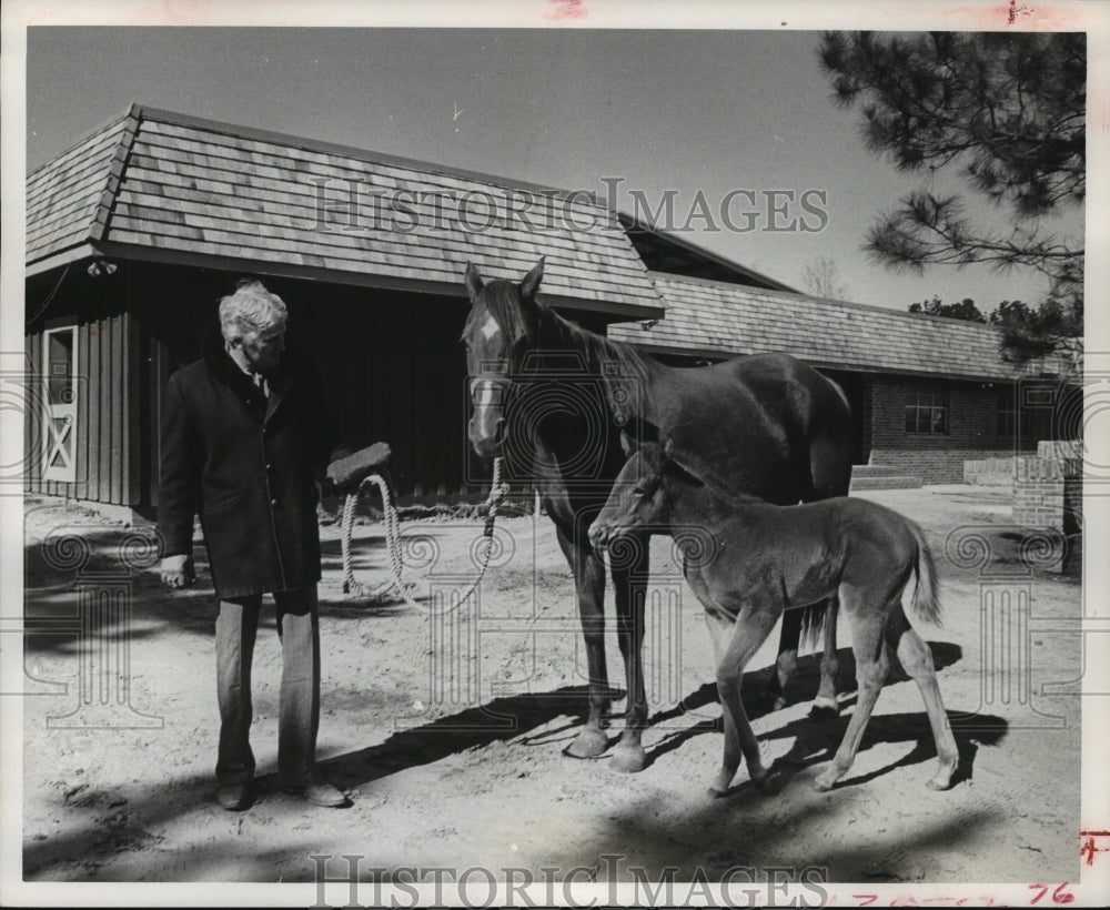 1972 Press Photo Mr. Jackson shows horse and her foal outside Texas stable- Historic Images