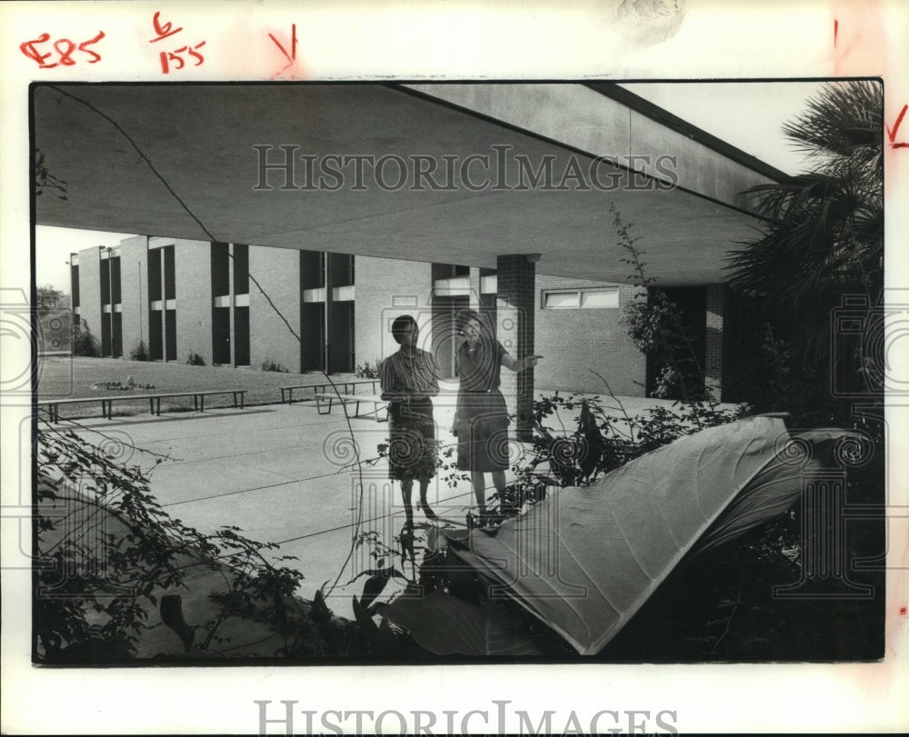 1990 Press Photo Women stand outside Concord Elementary in Houston - hca31951