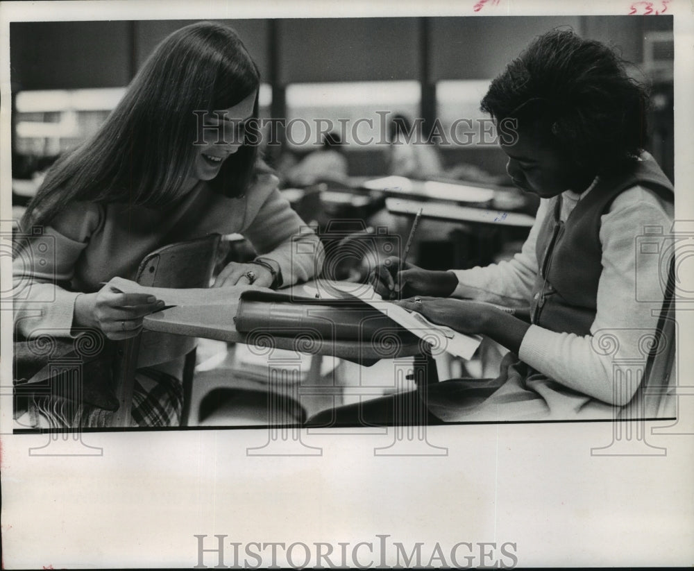 1970 Press Photo Jann Jackson tutors Marsha Lynn Johnson in Houston school