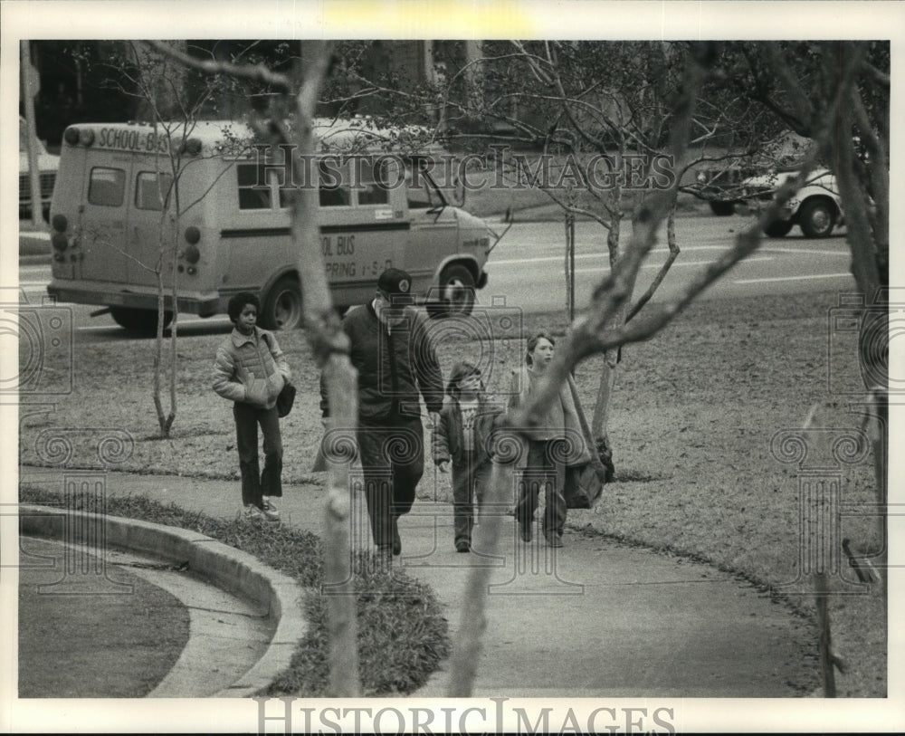 1984 Press Photo Students walk on sidewalk to River Oaks Elementary in Houston