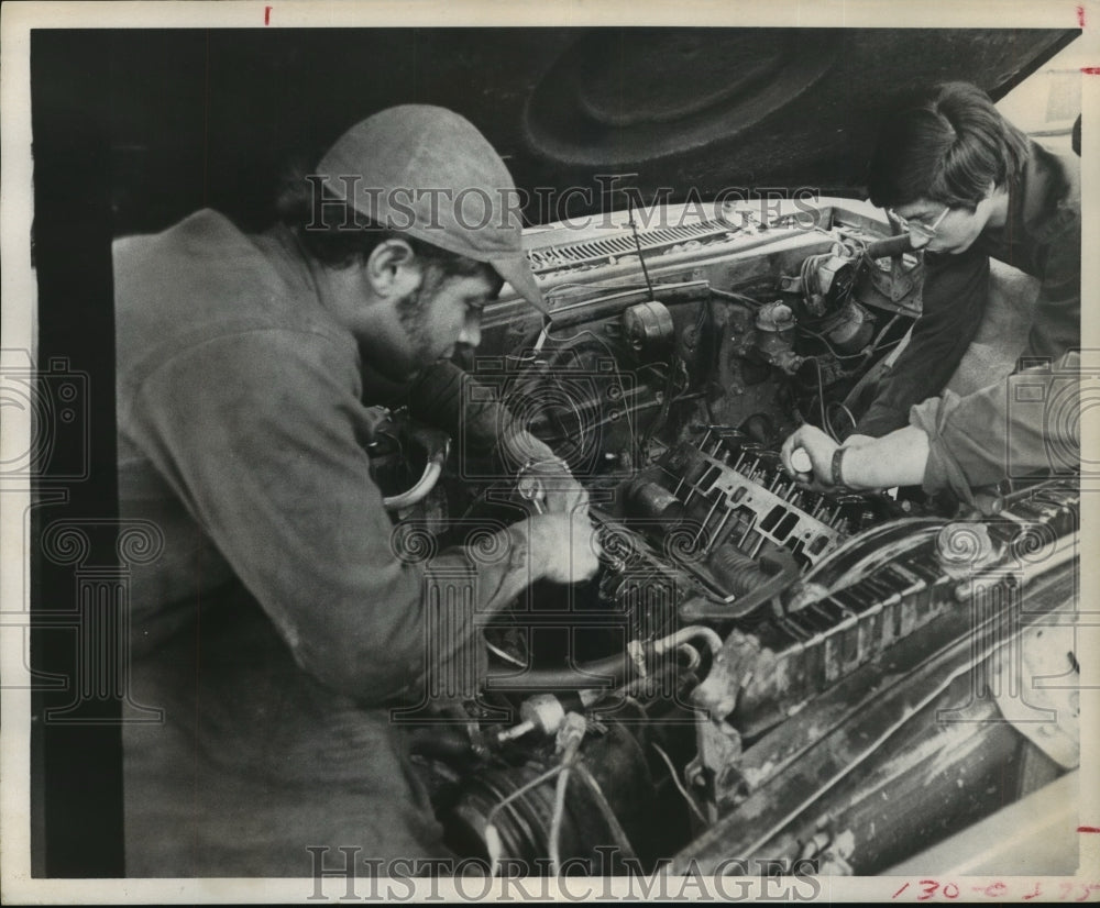 1973 Press Photo Houston Tech students Leo Esquedo and Joe Zepeda work on car