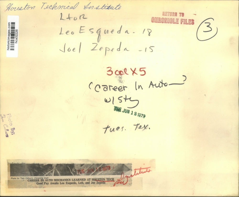 1973 Press Photo Houston Tech students Leo Esquedo and Joe Zepeda work on car