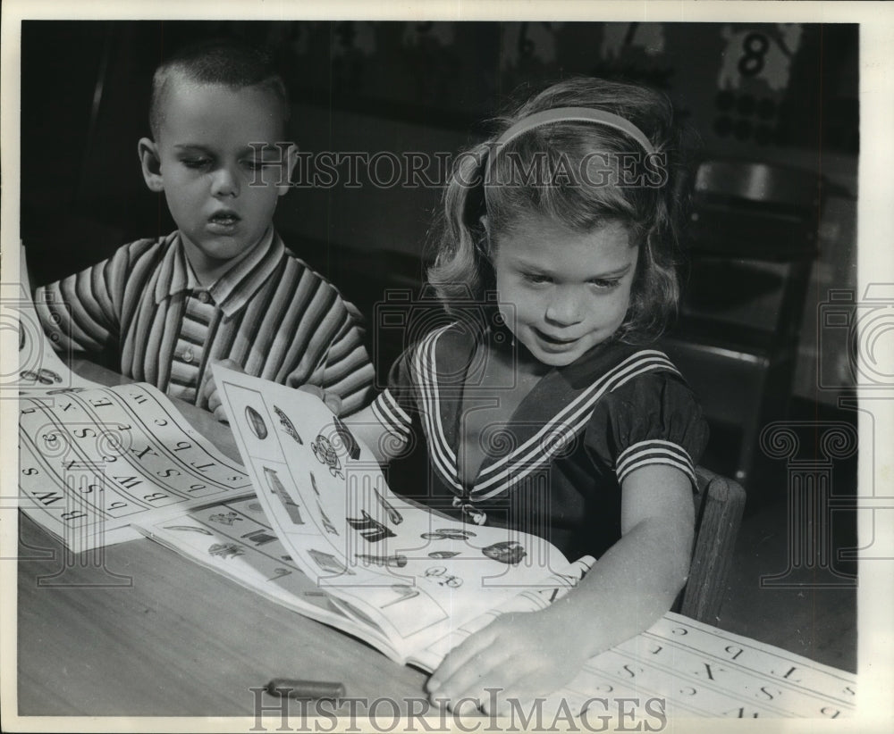 1963 Press Photo Houston Lovett Elem.kindergarten students study with workbooks