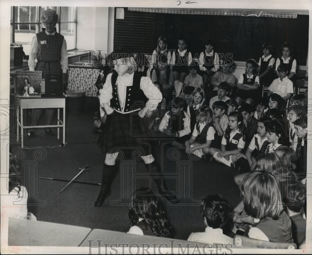 1971 Press Photo Students dance in opera at Kinkaid School in Houston
