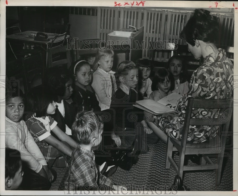 1970 Press Photo Cleveland Elementary teacher Mrs. S. Jacobson with students