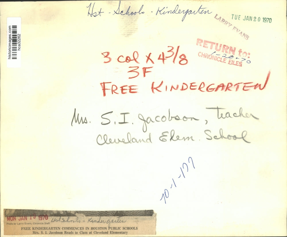 1970 Press Photo Cleveland Elementary teacher Mrs. S. Jacobson with students