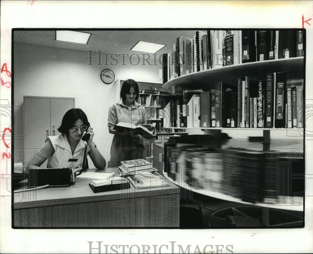 1978 Press Photo Houston Public Library telephone reference service employees- Historic Images