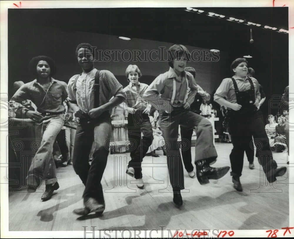 1981 Press Photo Welch Jr. High School Presents &quot;Turkey in the Straw&quot; Folk Opera- Historic Images