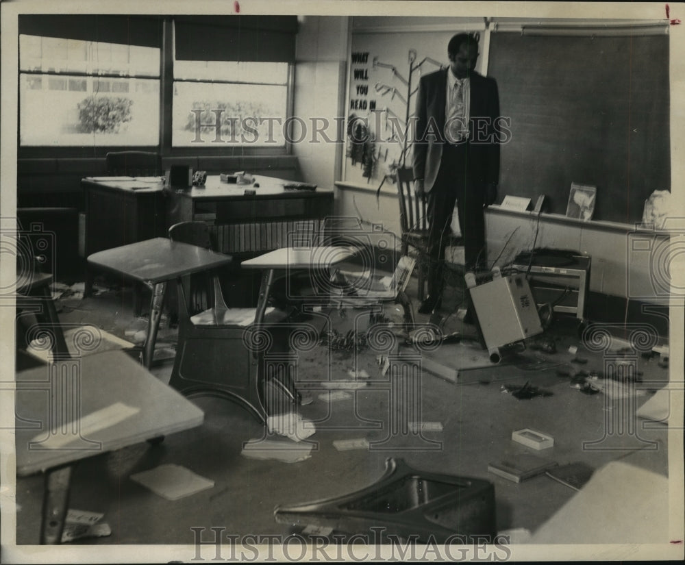1970 Press Photo Houston's Pleasantville principal surveys damage by vandals