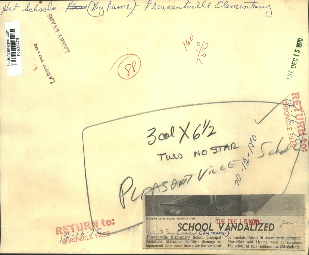 1970 Press Photo Houston's Pleasantville principal surveys damage by vandals