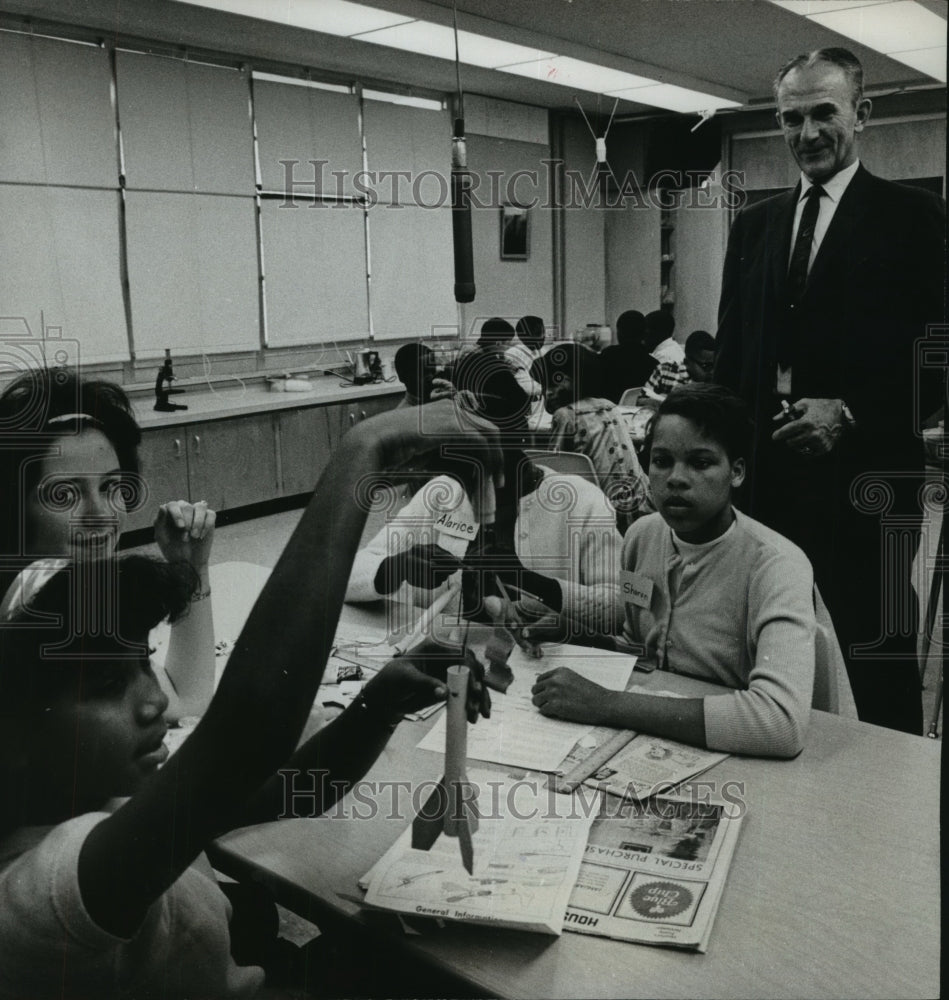 1968 Press Photo Houston MacGregor students get space lesson from Edward Cushman