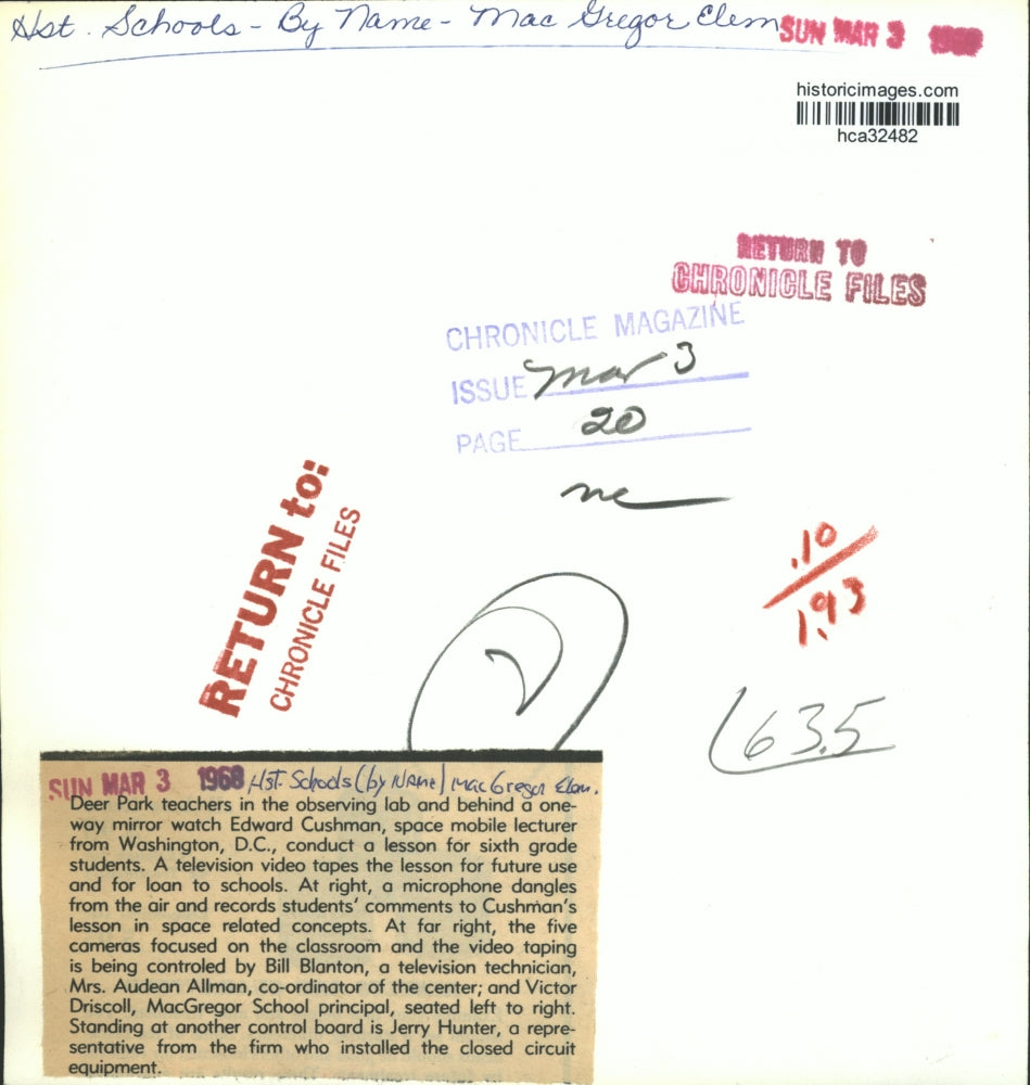 1968 Press Photo Houston MacGregor students get space lesson from Edward Cushman