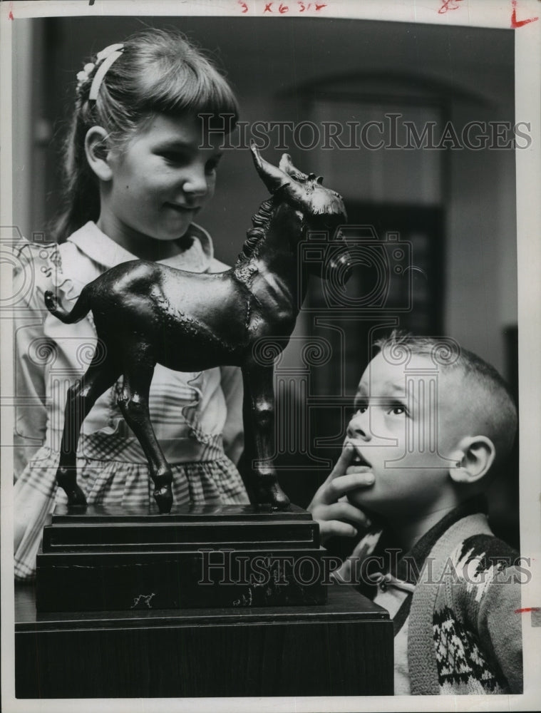 1960 Press Photo Kathy Hebert and Blade Parker see sculpture at Houston library