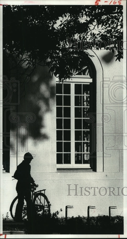 1980 Press Photo Ann Chumley parks bike outside of Houston Heights Public Librar- Historic Images