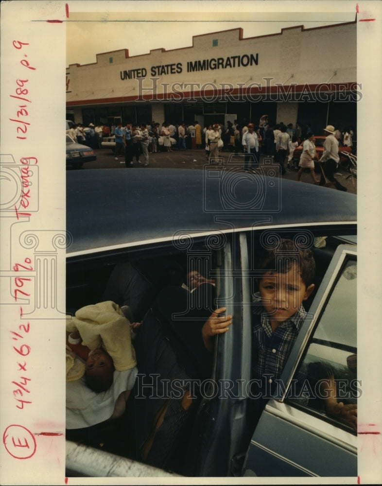 1988 Press Photo Children wait in car for parents at immigration office in Texas- Historic Images