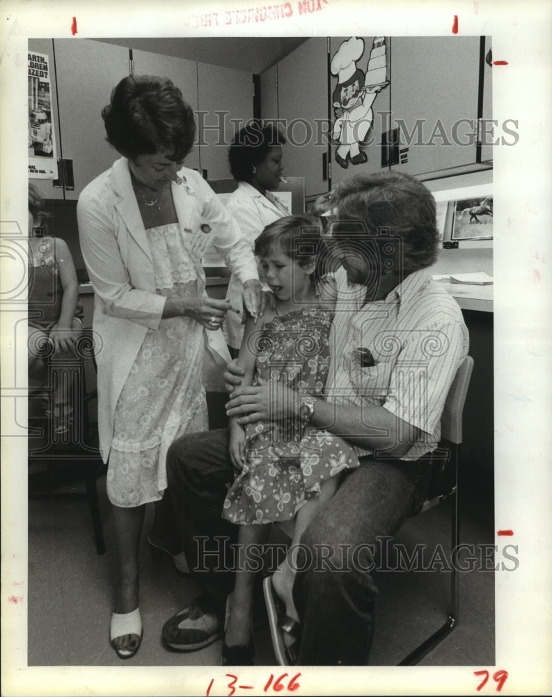 1983 Press Photo Nurse Sally Col gives vaccine to Farrah Brackett in Baytown, Tx