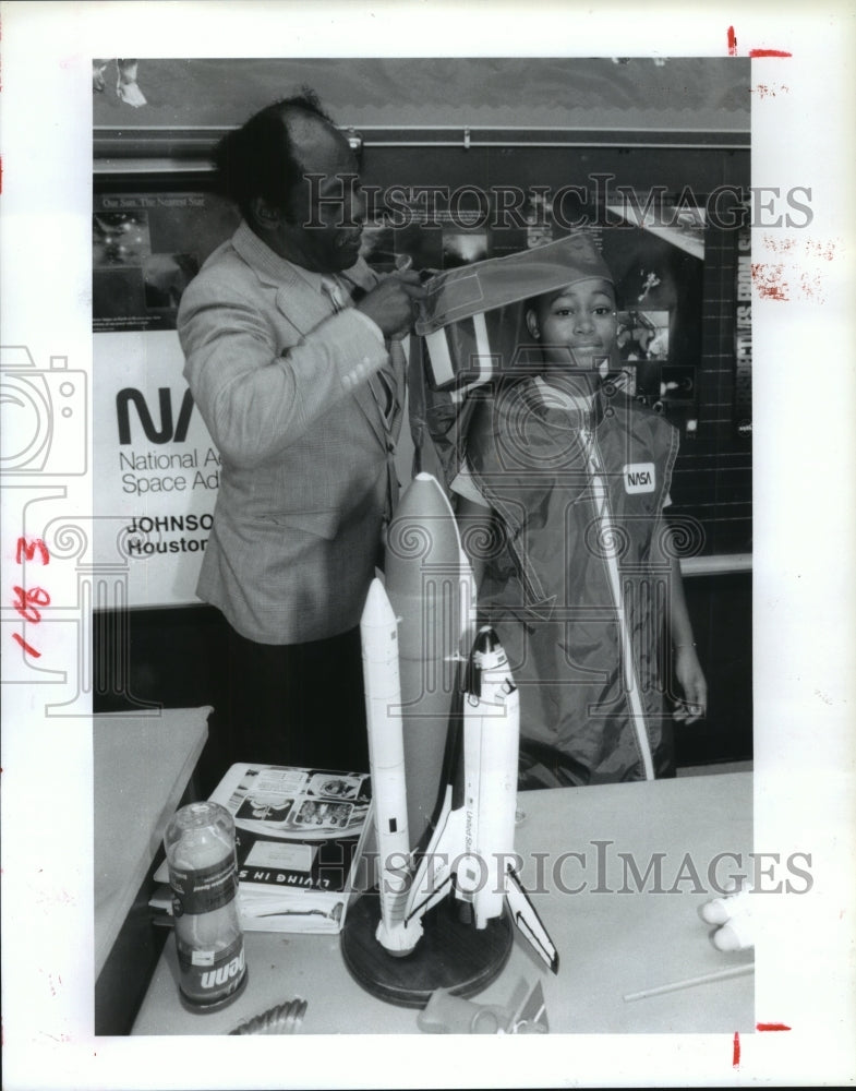 1992 Press Photo Houston NASA specialist Tommie Walton outfits Shaniki Jernigan