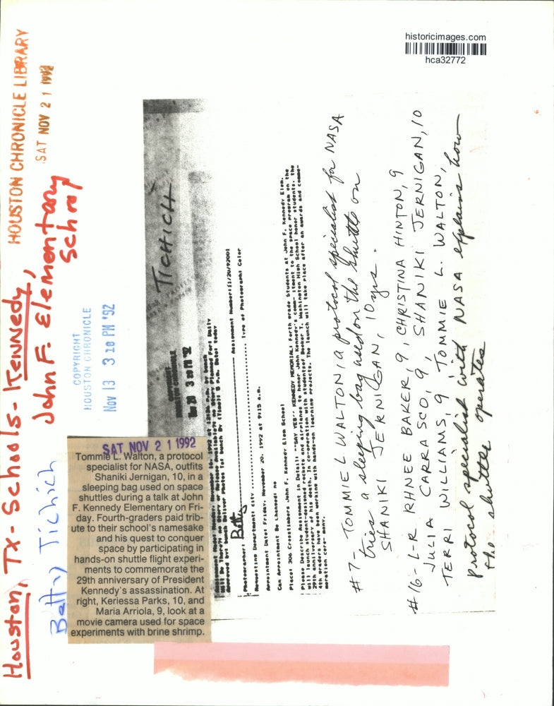 1992 Press Photo Houston NASA specialist Tommie Walton outfits Shaniki Jernigan